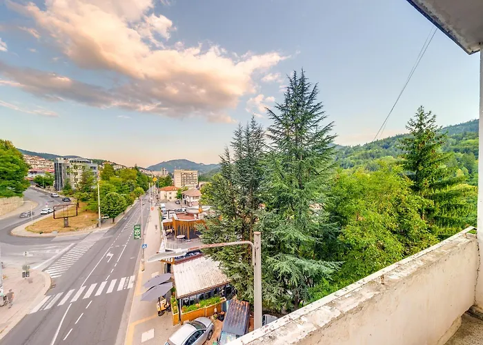 Bright Retreat With Balcony & Mountain Views By Flat Manаger Apartment *